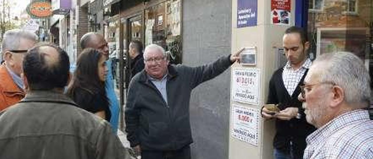 Clientes ante la tienda El Xolot de Contrueces (Gijón).