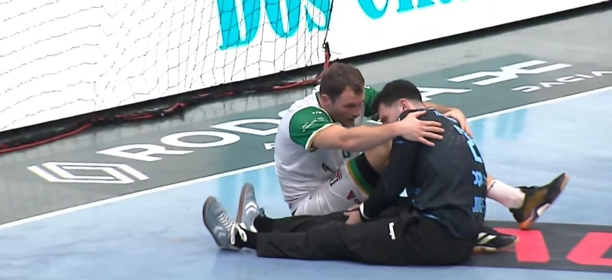Oleg Kisselev junto a Jorge Pérez justo después de la caída que le provocó al portero la rotura del ligamento cruzado anterior de la rodilla.