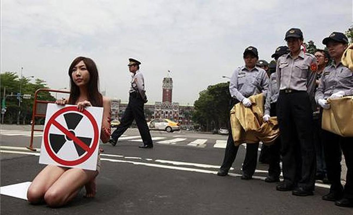 La cantant taiwanesa Lee Mi fa una ’performance’ dins d’una campanya que porta per títol ’Abans despullada que nuclear’ (’Rather Nude than Nuke’) amb l’objectiu de conscienciar la població sobre la seguretat nuclear. La cantant, que porta roba interior del mateix color que la seva pell, efectua aquesta protesta en el 25 aniversari de la catàstrofe de Txernóbil.