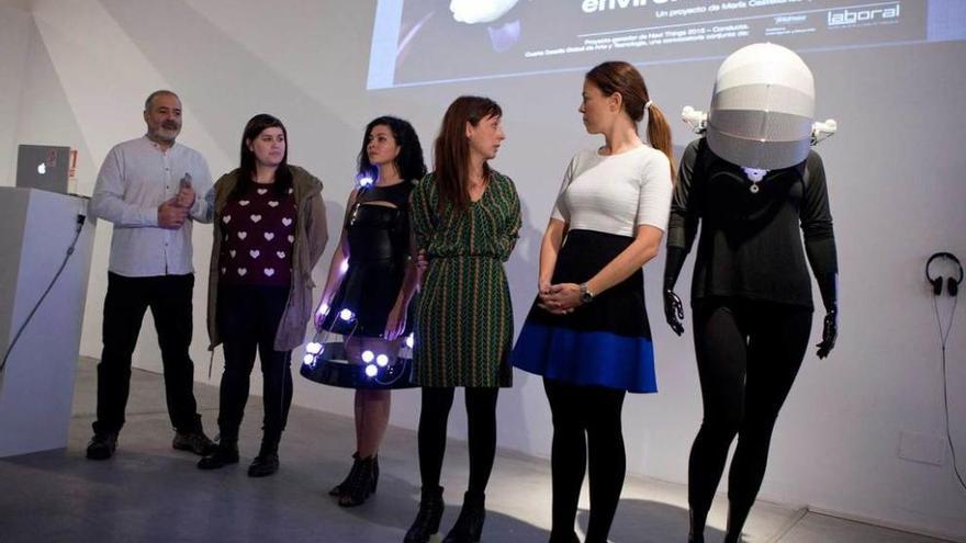 Por la izquierda, Alberto Valverde y María Castellanos, una modelo con un vestido inteligente, Lucía García y Paula Beirán, ayer, en Laboral Centro de Arte y Creación Industrial.