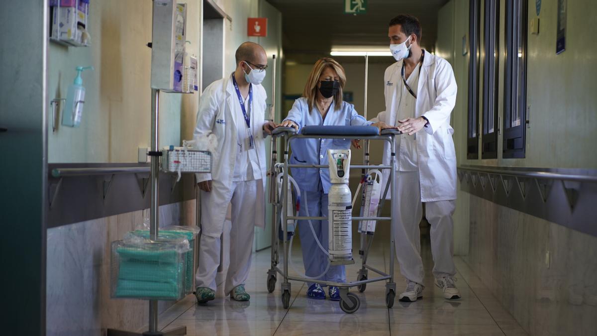 ..Un caminador que ajuda als trasplantats de pulmó a iniciar més aviat la recuperació. Fins ara, quan un pacient trasplantat de pulmó entrava a l’UCI després de la cirurgia o arribava a planta, no disposava d’un aparell específic que l’ajudés a posar-se dempeus el primer dia. Començar a caminar, els ajuda a recuperar-se més ràpid i evitar complicacions.