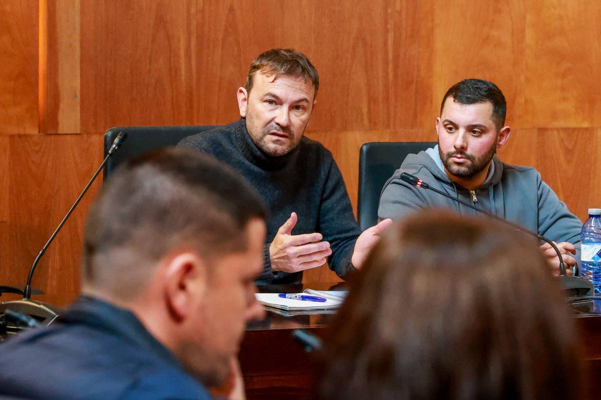 Miguel Paz durante una intervención en un pleno de A Illa