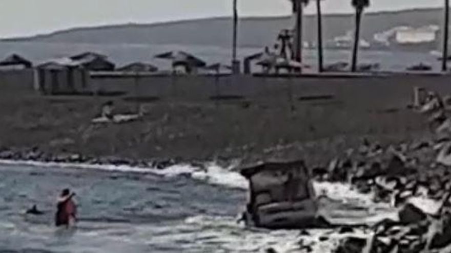 A pleasure boat runs aground in Candelaria
