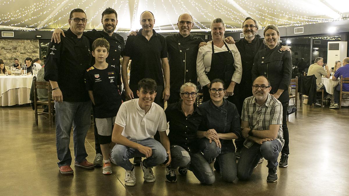 L'equip de cuiners encarregat de preparar el sopar de la Fira ViBa