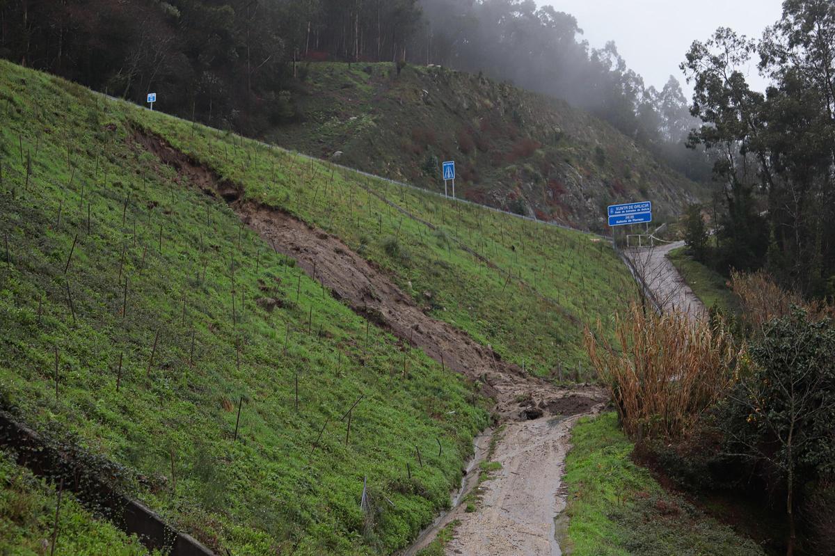 El mismo talud en A Xalde de Arriba con el derrumbe de tierras.