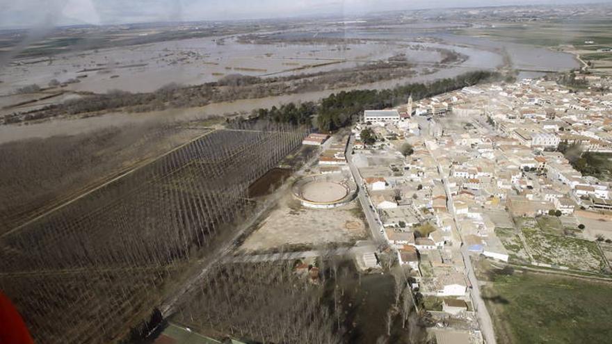 Mantienen la alerta por el desbordamiento del Ebro