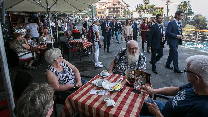 Los turistas observan el paso de Soria y el alcalde Lope Afonso