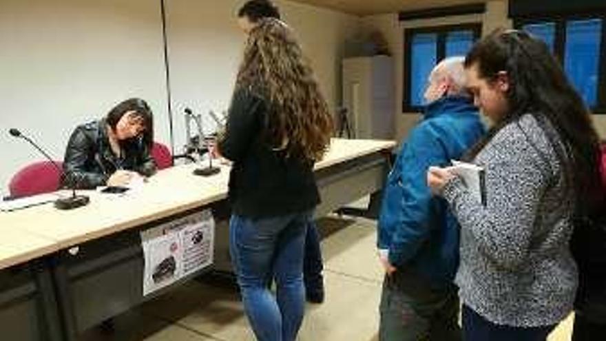 María García, firmando tras la presentación.