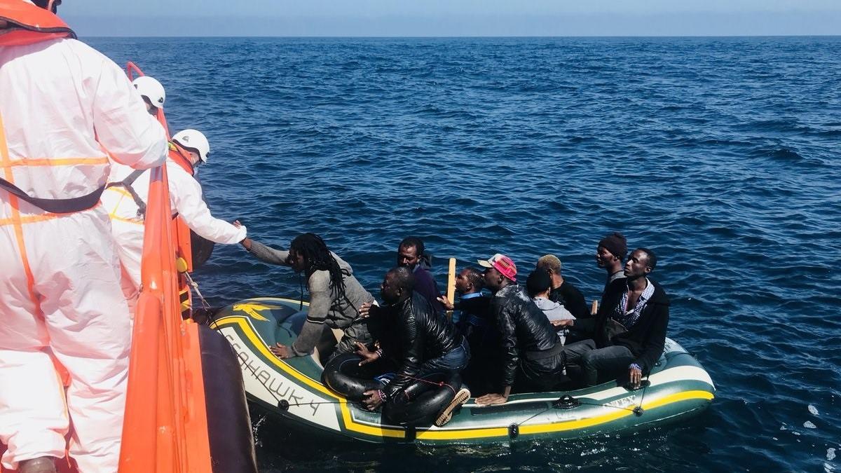 Ocupantes de una patera son rescatados por Salvamento Marítimo.
