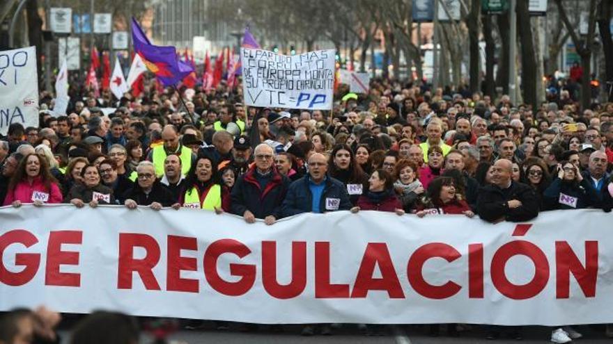 Los taxistas se manifiestan en Madrid para exigir la regulación de las VTC