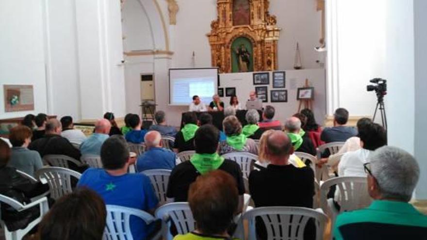 Momentos de la excursión y la mesa redonda celebradas este sábado en Ibi con motivo de la cuarta edición del Aplec de la Mariola.