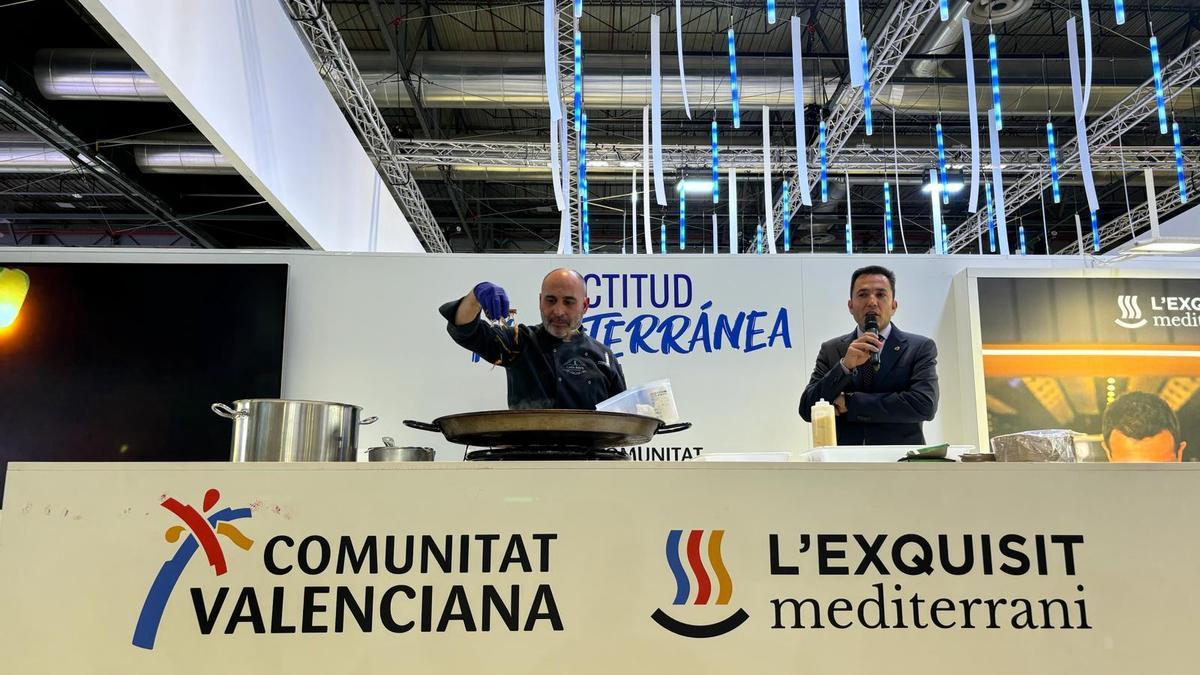 Rafa Corresa, en el Show cooking, junto al alcalde de Canet.