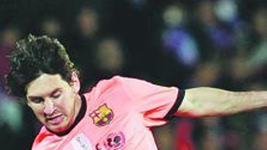 Messi supera a un jugador del Getafe.