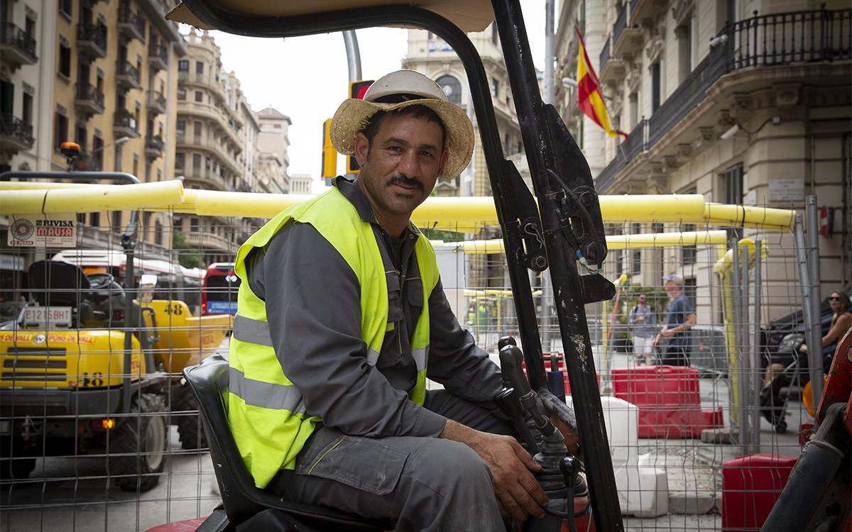 Nordil trabaja en las obras de via layetana y sufre los efectos del calor