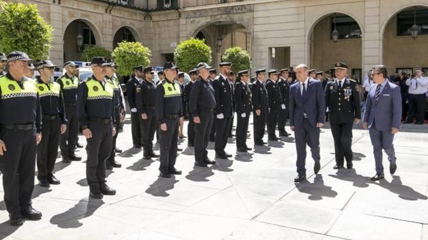 El alcalde, el jefe de la Policía y el edil de Seguridad pasan frente a los efectivos durante el Día de la Policía Local, en mayo.