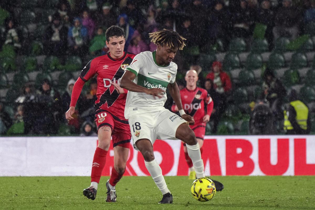 John protege el balón ante Camello durante el Elche-Rayo de la primera vuelta