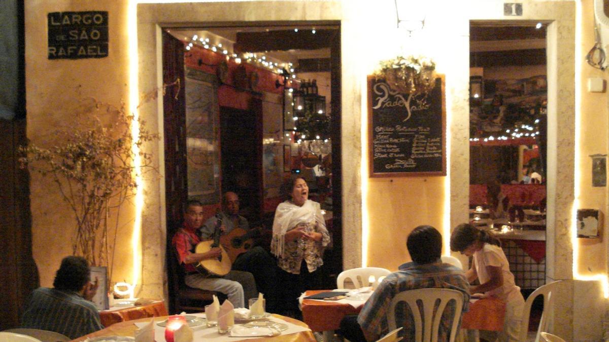 Fados en el barrio tradicional lisboeta de Alfama.