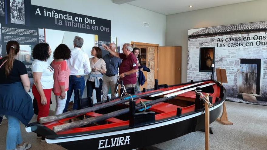 El centro de visitantes, con la dorna “Elvira”, restaurada por Os Galos.   | //  FDV