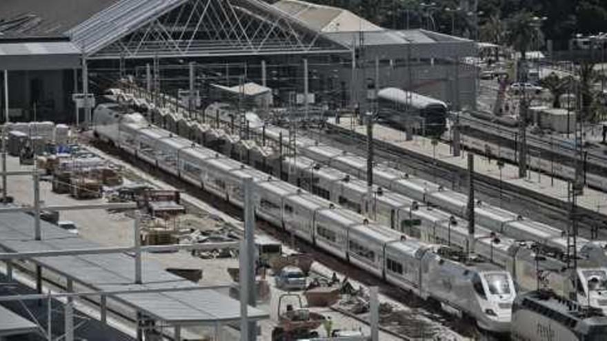 Vista general de los nuevos andenes de la línea de alta velocidad en la estación de Alicante con varios de los trenes que están en pruebas.