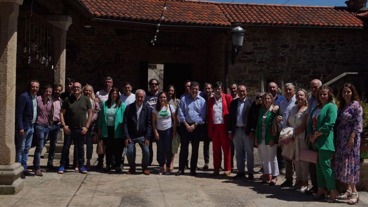 Despedida de Fe Ramos. Fe Ramos trabajó durante los últimos 25 años en el Concello de Lalín, en departamentos como Intervención, Alcaldía, Urbanismo y Contratación. Acaba de cumplir los 65 y, ya que se jubila, sus compañeros y buena parte de los concejales decidieron compartir con ella no tareas, sino mesa y mantel en el Pazo de Bendoiro, a modo de despedida.