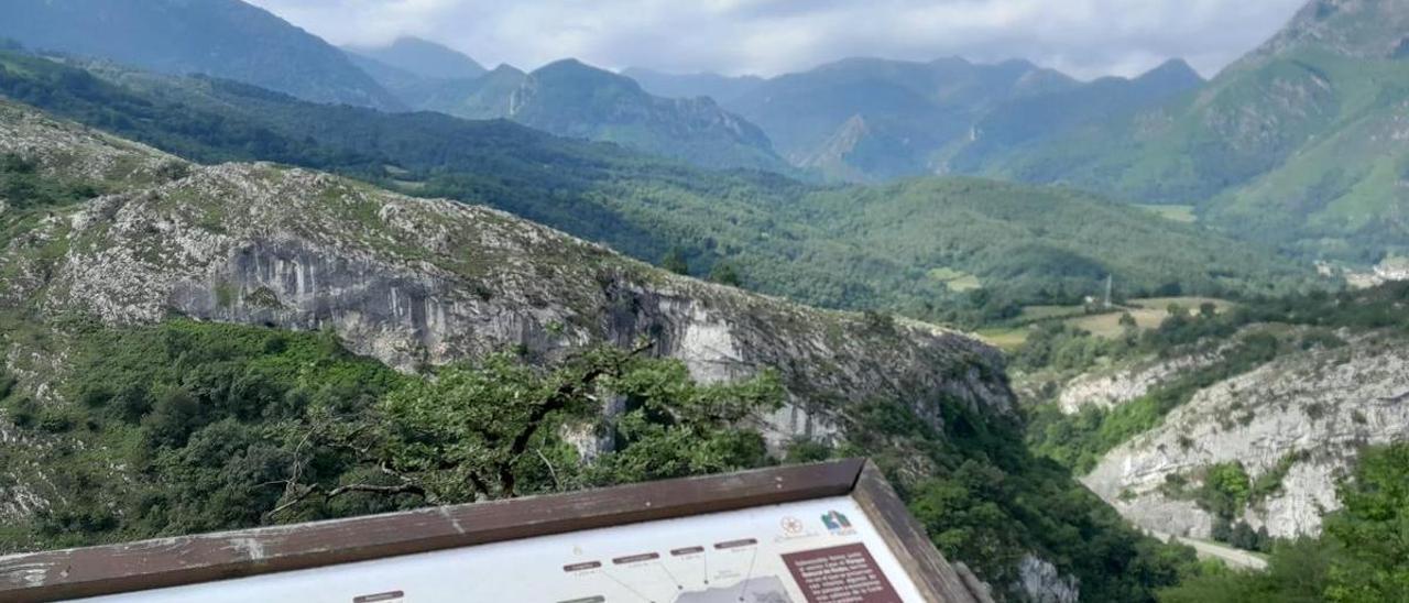 Vista del parque natural de Redes desde el Camín de Aceu, en Sobrescobio. | L. M. D.