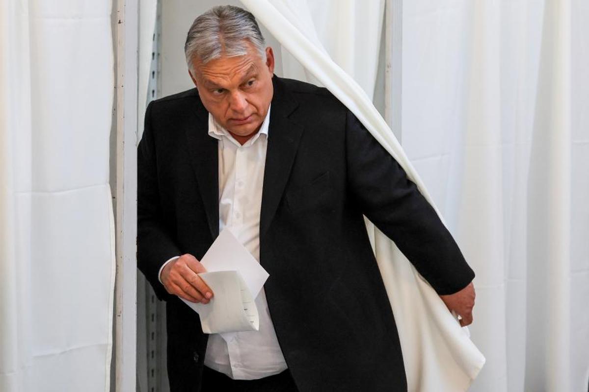 El primer ministro húngaro, Viktor Orbán, emite su voto en un colegio electoral en Budapest