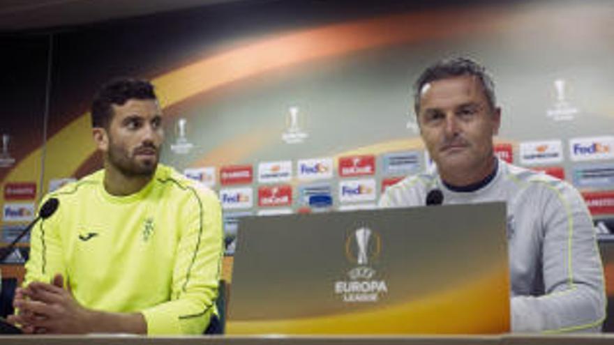 El entrenador del Villarreal, Fran Escribá (d), y el jugador Mateo Musacchi, en rueda de prensa