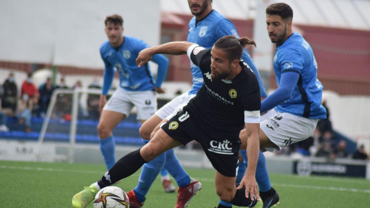 Borja Díaz gira sobre sí mismo para mantener el control de la pelota.