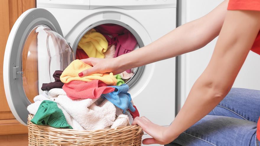El producto que puede deformar tu ropa en la lavadora