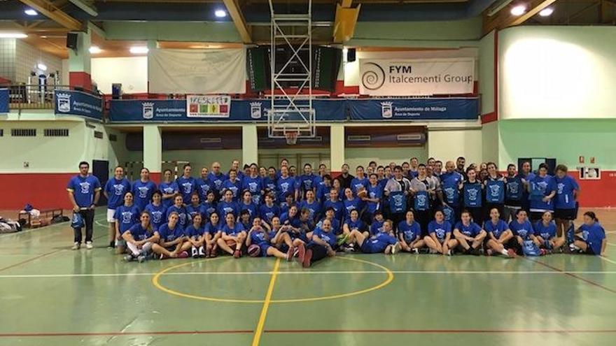 Foto de familia de los seis equipos que conforman la Liga Femenina +35 de Málaga.