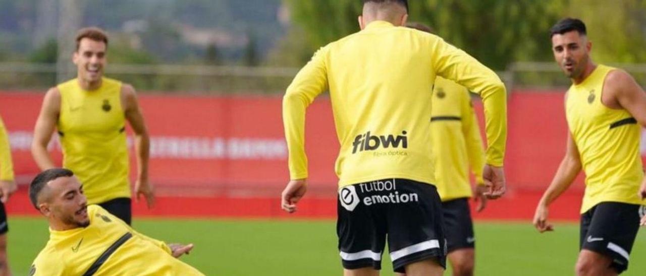 Rondo de mallorquinistas en un entrenamiento reciente. | RCD MALLORCA