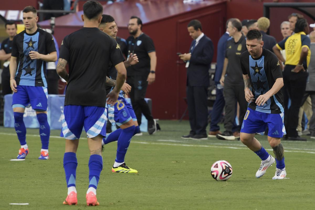 Lionel Messi controla un balón este viernes, previo a un partido amistoso internacional entre las selecciones de Argentina y Guatemala en el estadio FedEx Field en Maryland (EEUU). 