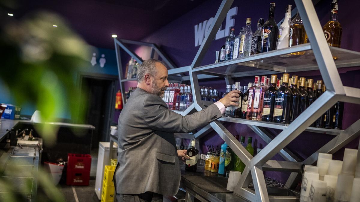 Ramon Mas prepara la botellería en la discoteca Wolf, un día antes de la reapertura.