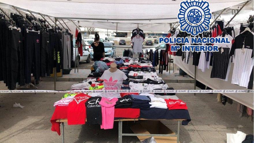 Uno de los puestos del mercadillo de Fuengirola, precintado por la Policía Nacional.