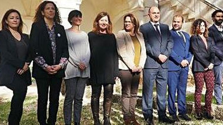 Los asistentes a la Conferencia de Presidentes posan en el exterior del palacio Can Saura en Ciutadella.