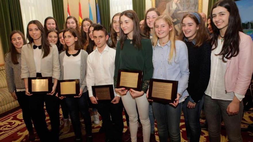 Los deportistas premiados posan juntos.