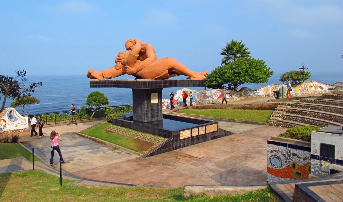 El Beso del Parque del Amor, Lima.