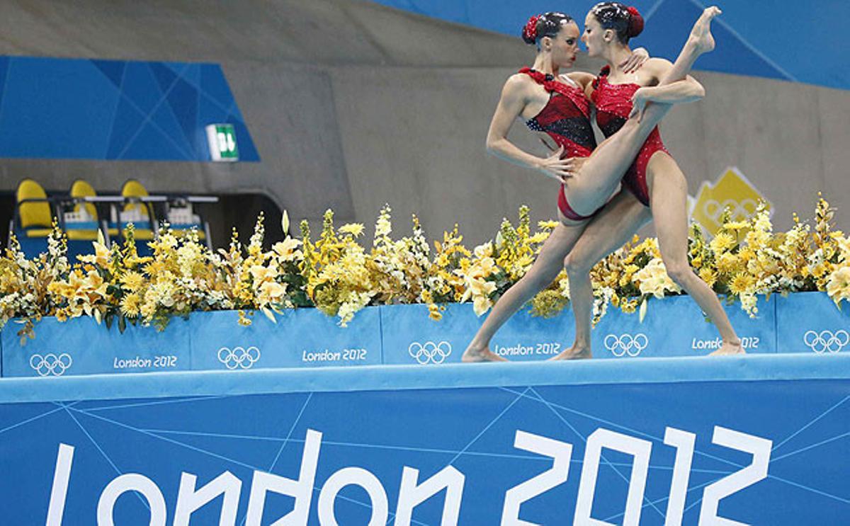 La pareja de nadadoras españolas Andrea Fuentes y Ona Carbonell abren su ejercicio de natación sincronizada.