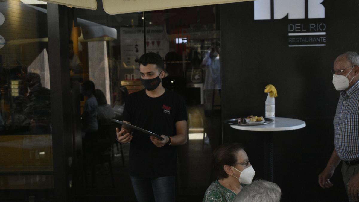 Un camarero trabaja en un bar.