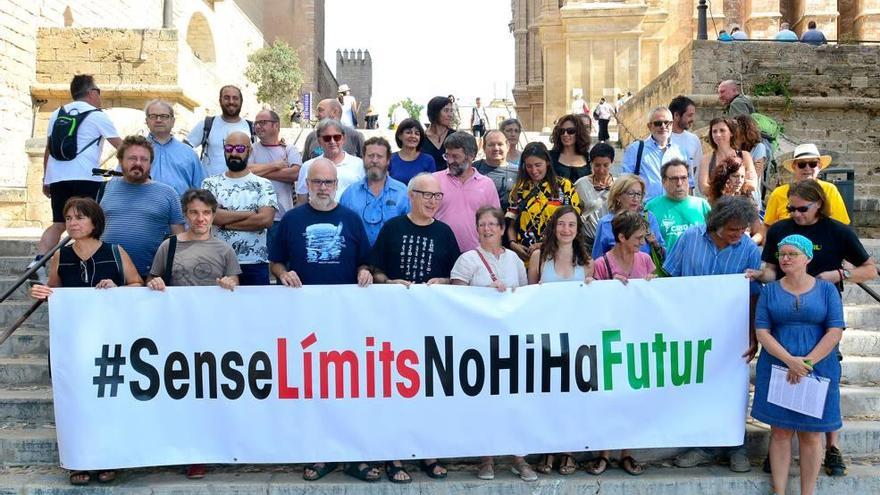 Los firmantes del manifiesto &quot;Sin límites no hay futuro&quot;, ayer junto a la Catedral.