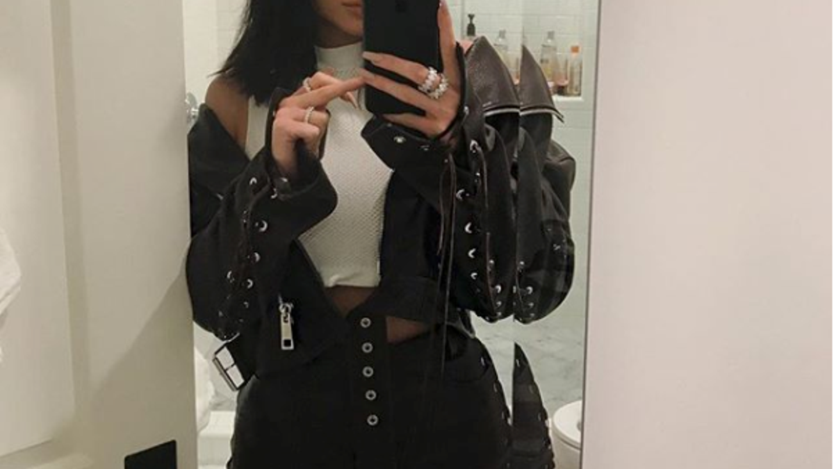 Kylie Jenner con conjunto negro