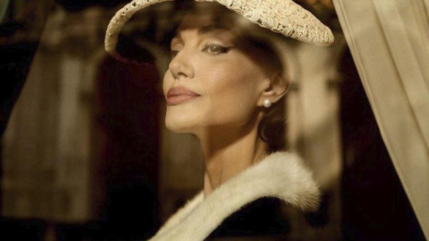 Muy notable Angelina Jolie como una Maria Callas no tan nariguda.