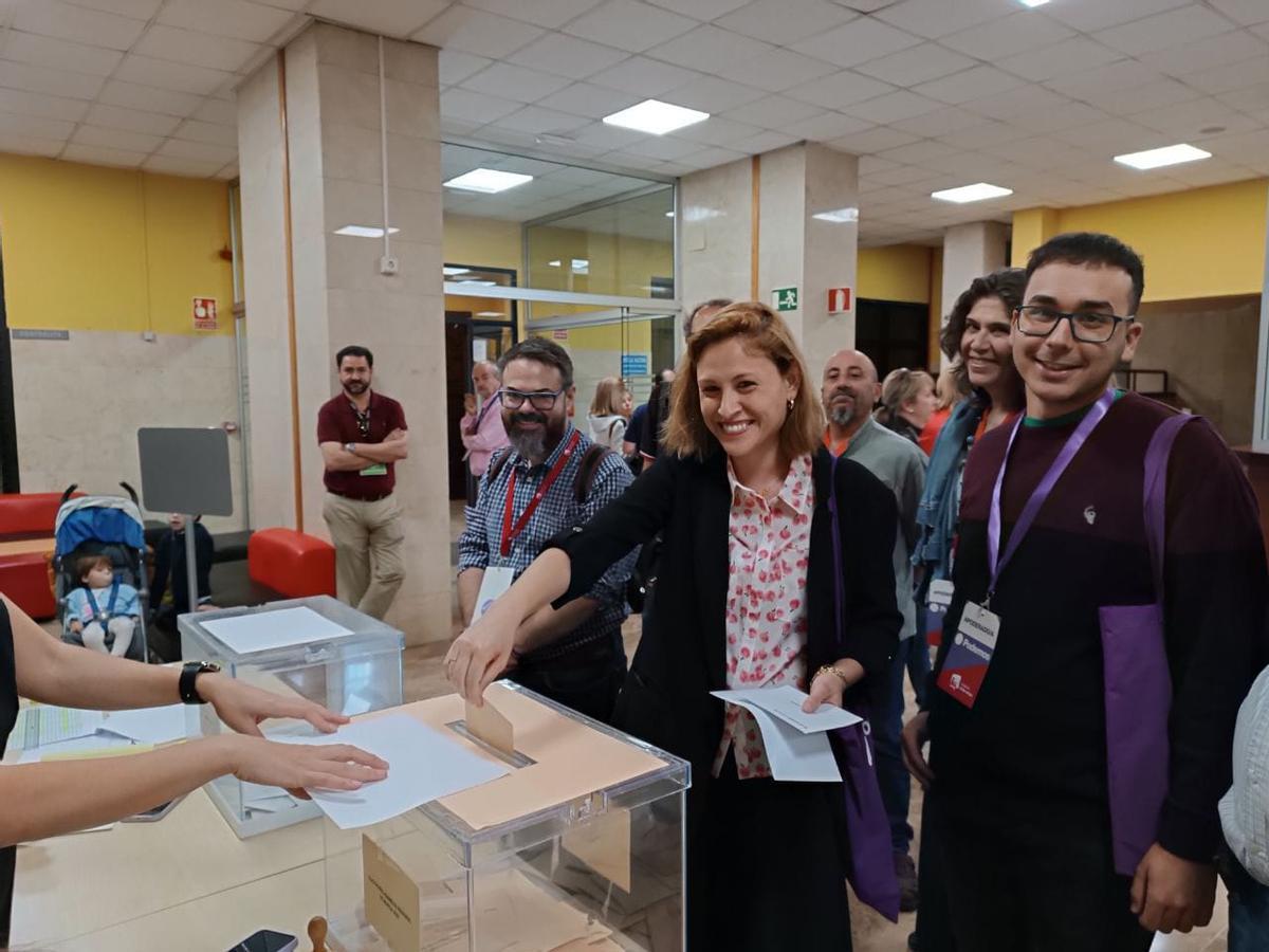 La líder de Podemos en Murcia, Elvira Medina, vota en el colegio electoral de La Merced