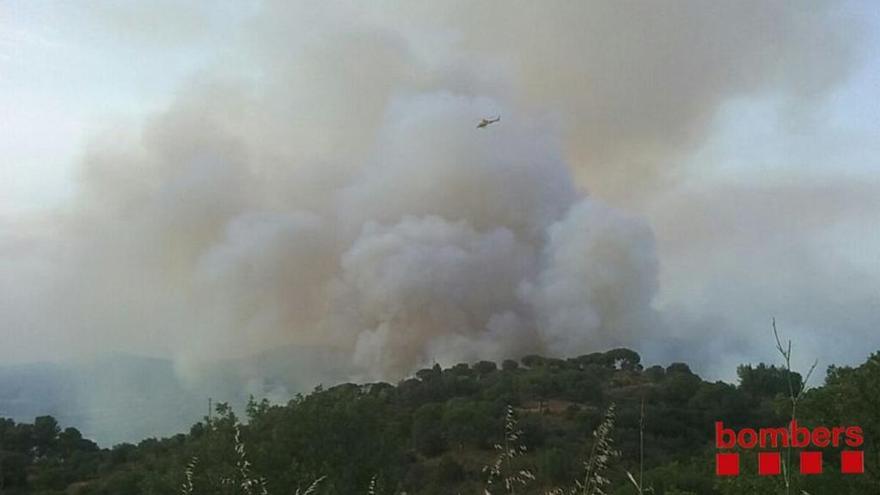 La columna de fum de l&#039;incendi, dimarts al vespre