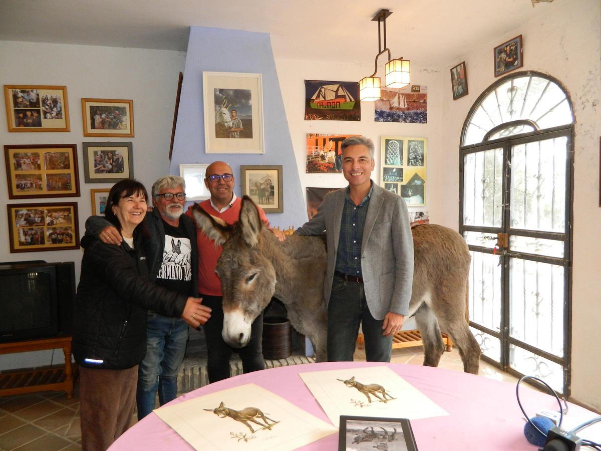 Andrés Lorite, el alcalde de Rute, David Ruiz, y Pascual Rovira en la reserva de burros de Adebo.