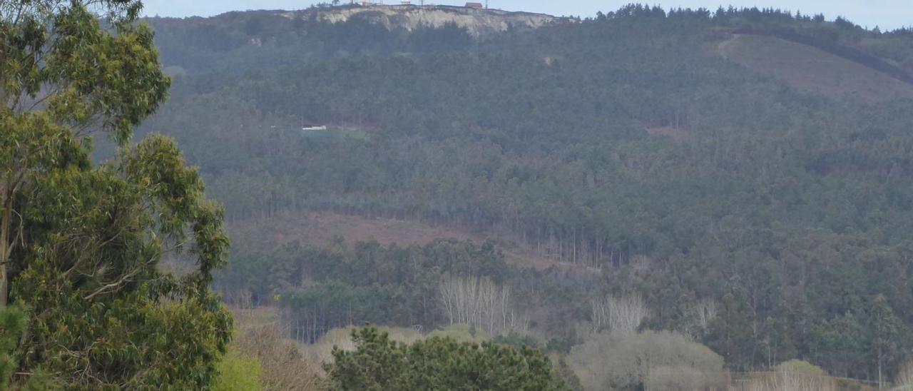 Monte Neme, con las antenas de telefonía y televisión y aún visible, la excavación de las minas de wolfram y después de arena.   | // M. V.