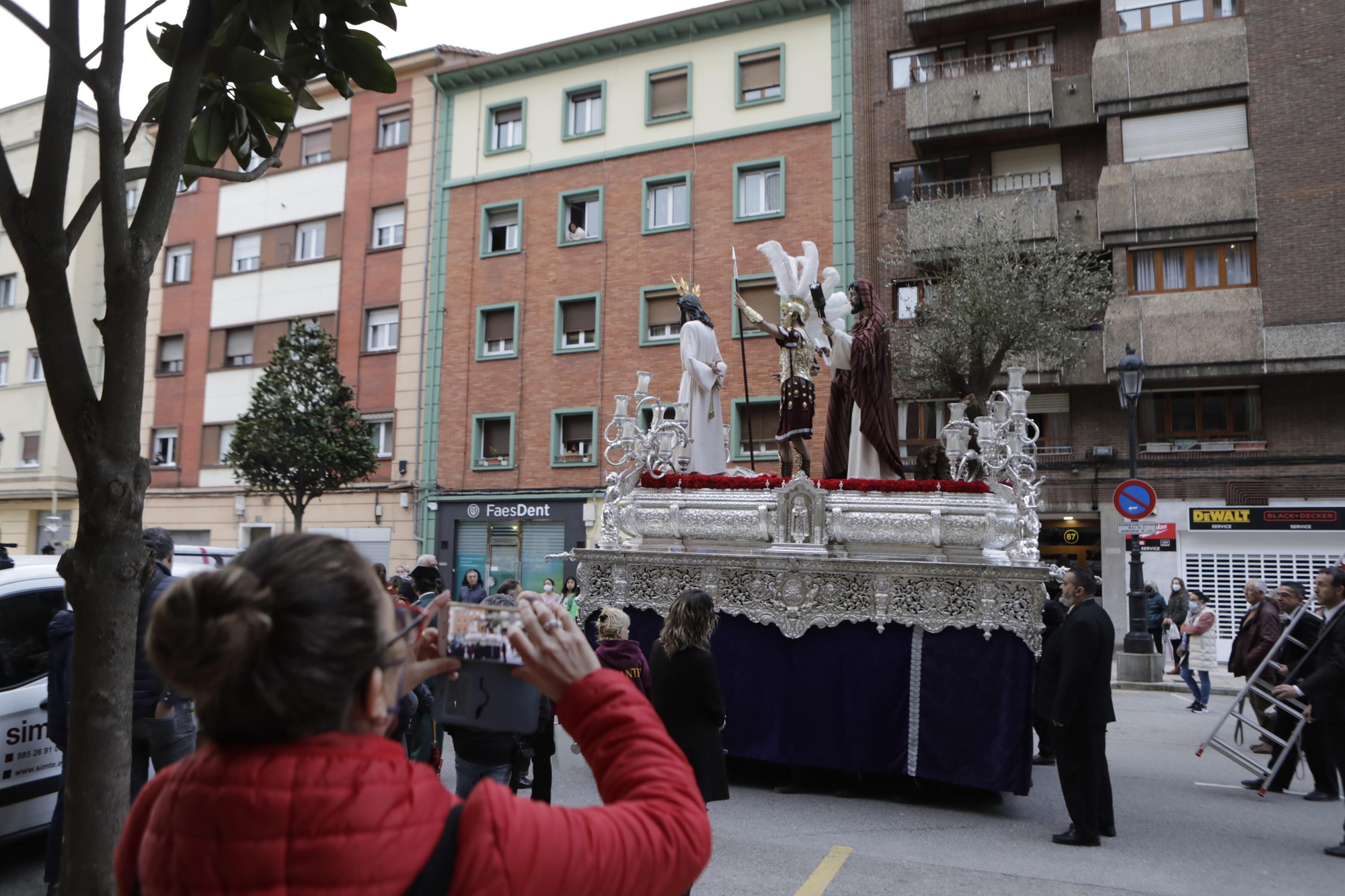 Los Estudiantes llevan al Señor de la Sentencia desde el cielo al Paraíso