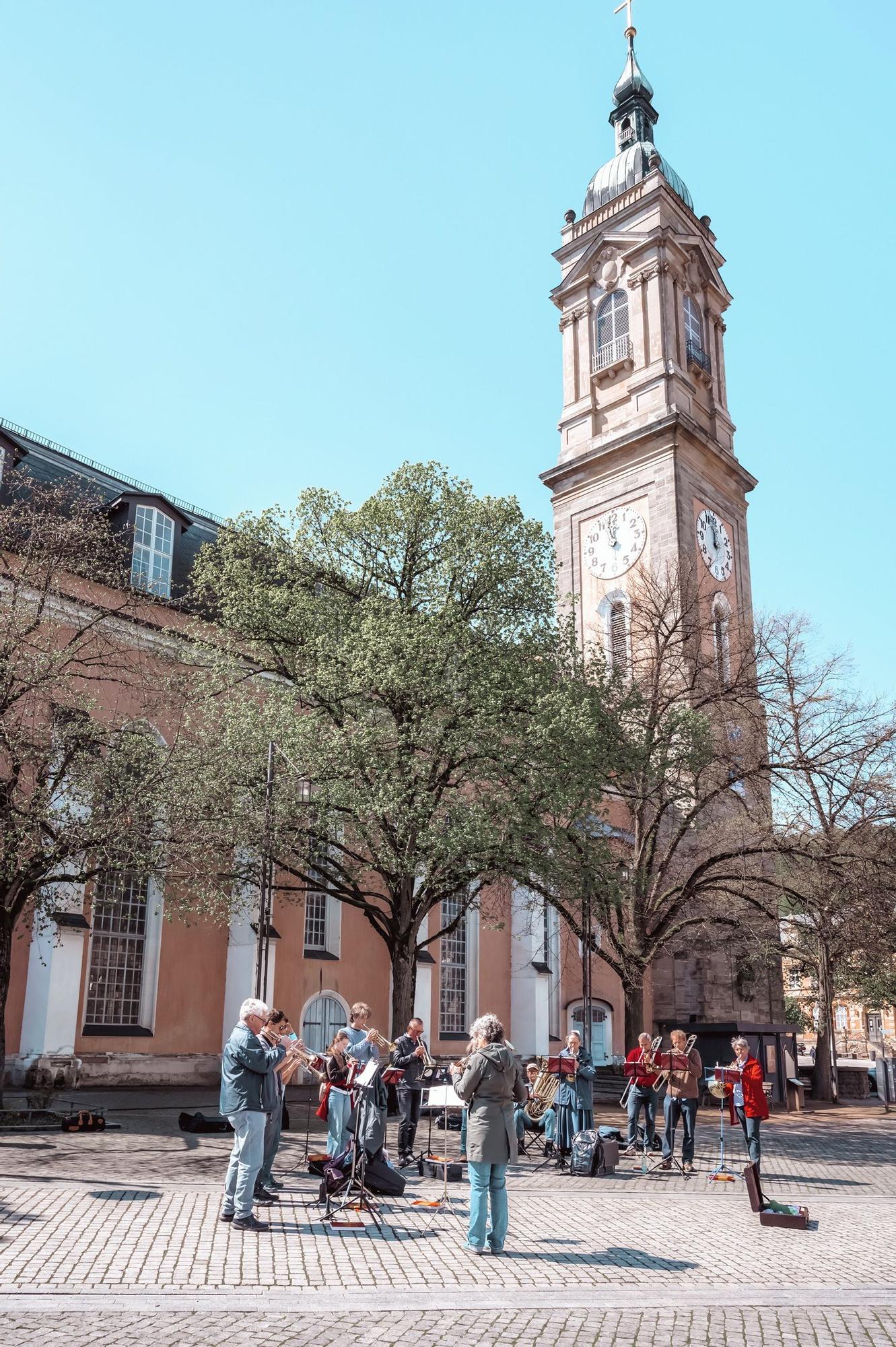 Músicos interpretando a Bach ante la iglesia de San Jorge en Eisenach.