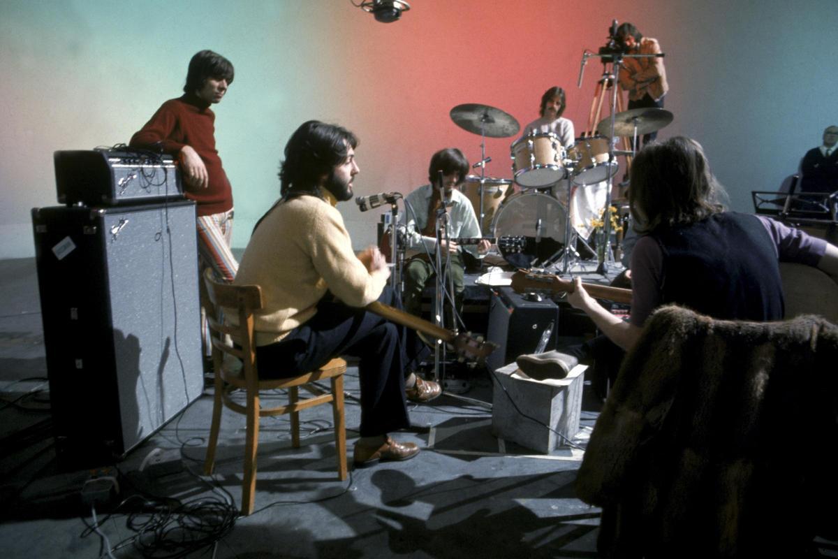 Los Beatles, en el estudio de grabación en 1969.