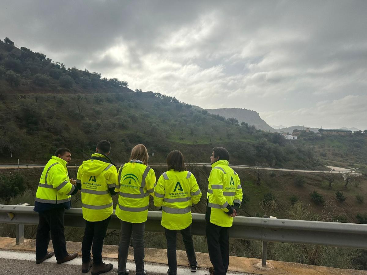 La consejera de Fomento, Articulación del Territorio y Vivienda, Rocío Díaz, visita los arreglos de las carreteras cortadas por la DANA.